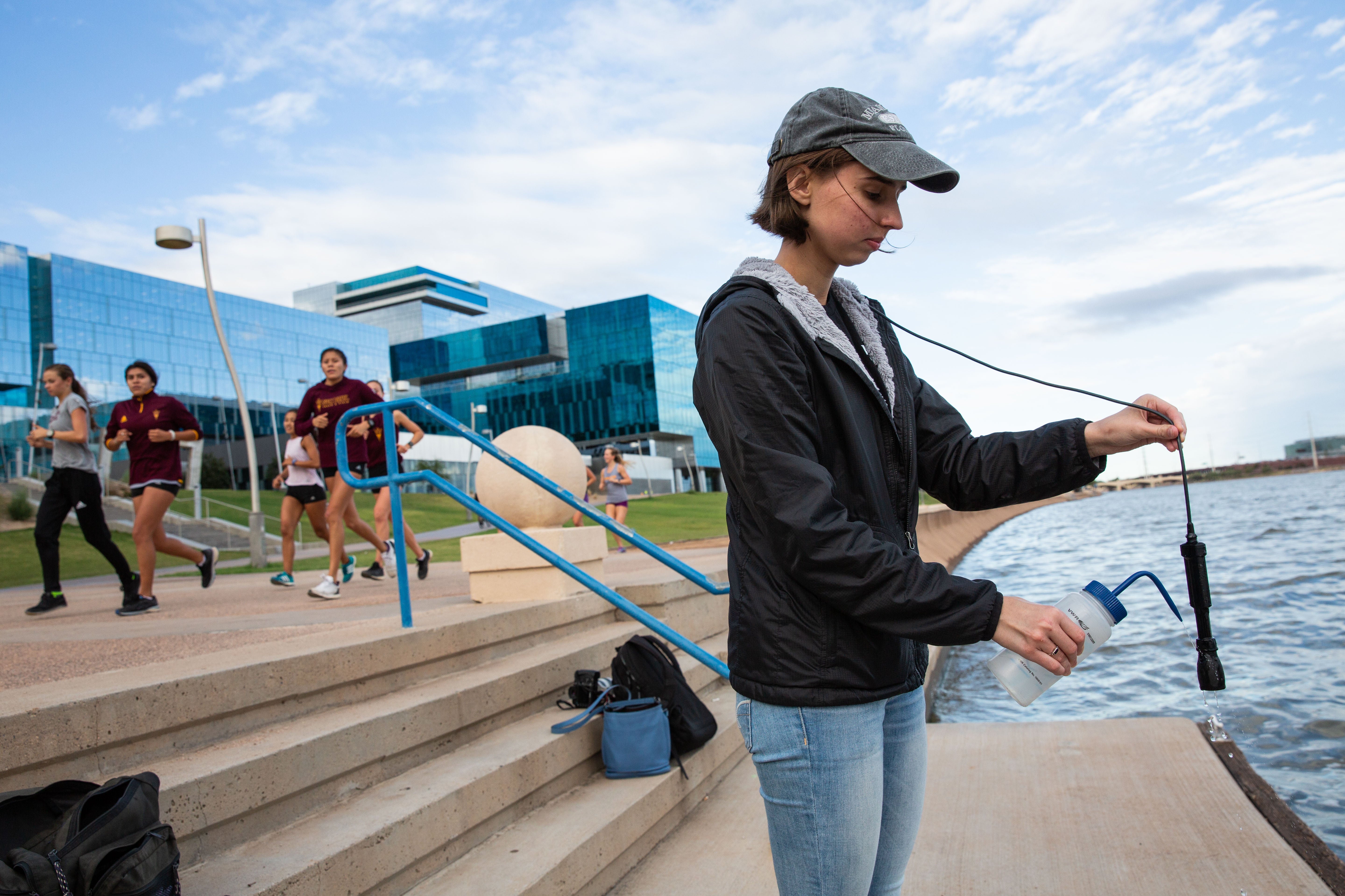 Elinor Sauer rinses off tool