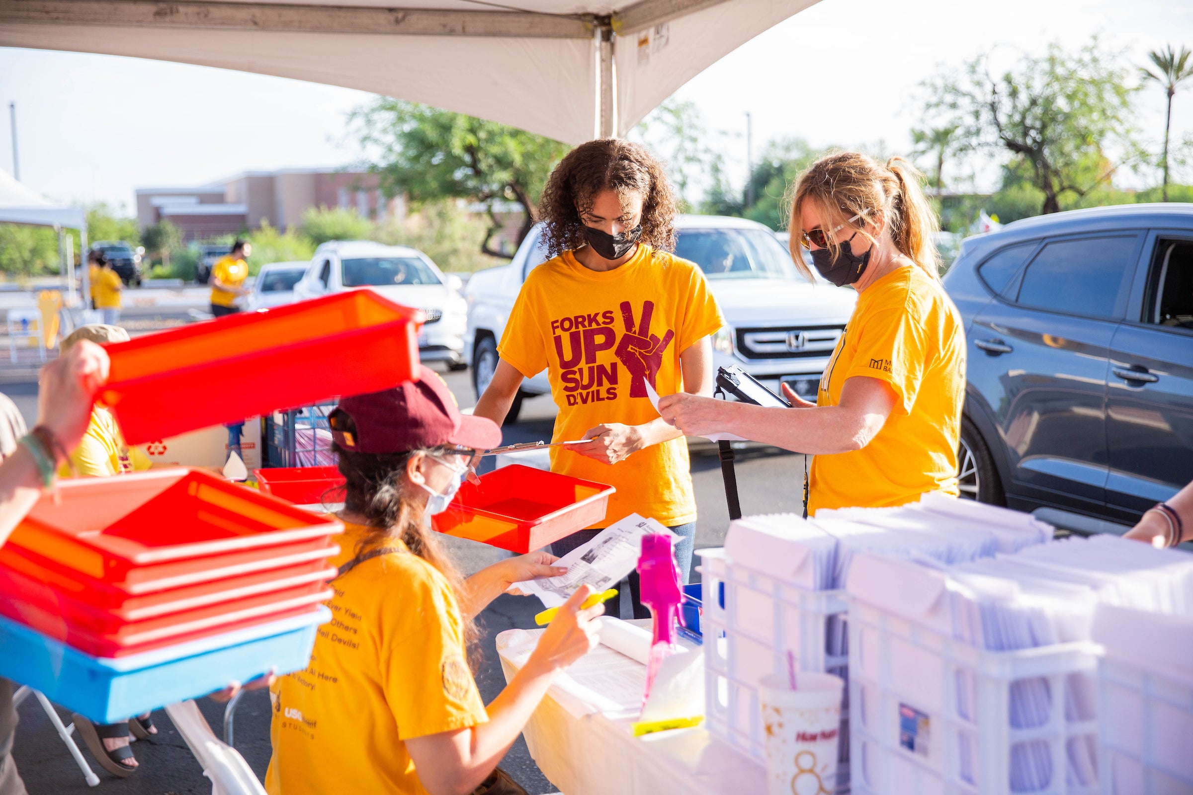 people volunteering at move-in