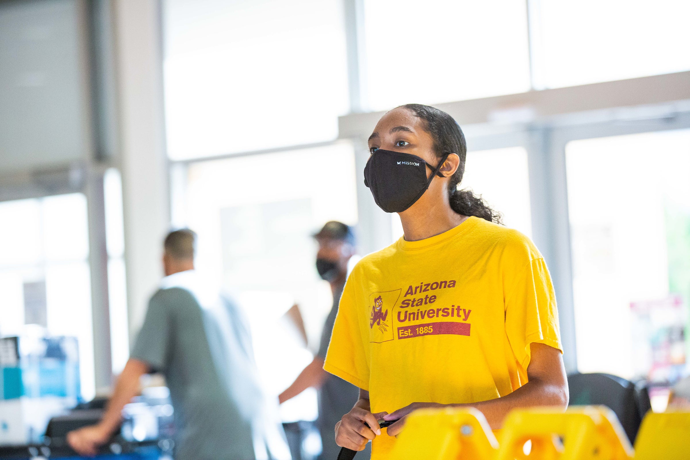 student volunteering at move-in