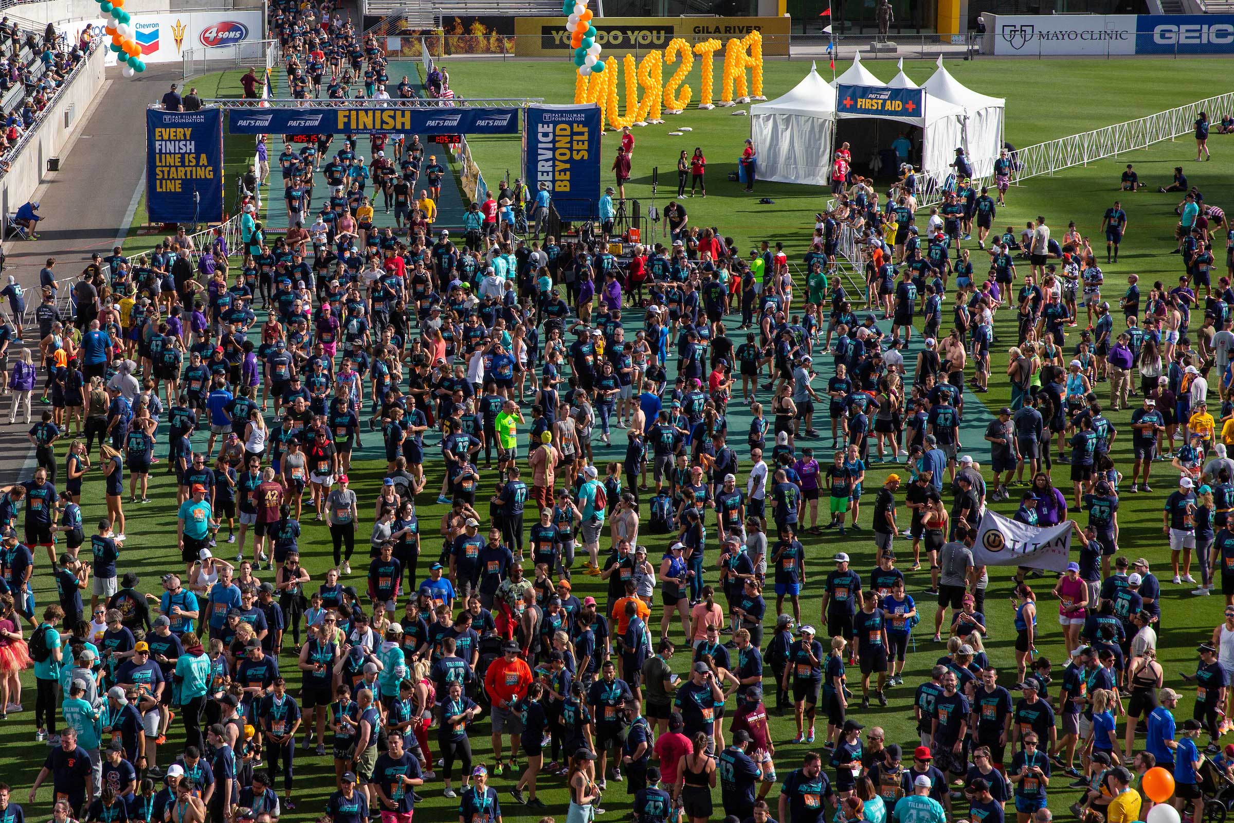 Crowd of runners on Sun Devil Stadium field