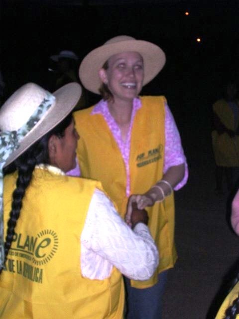 photo of Amber Wutich dancing with a Bolivian woman