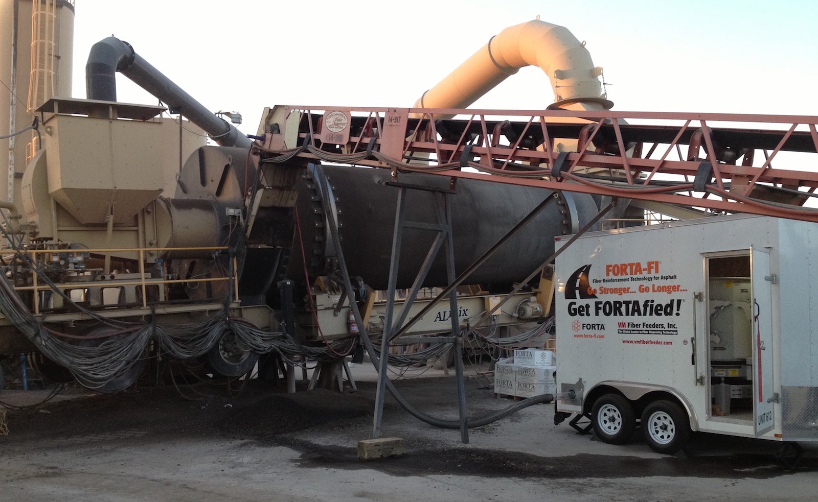 Fibers feeding at a drum mix plant