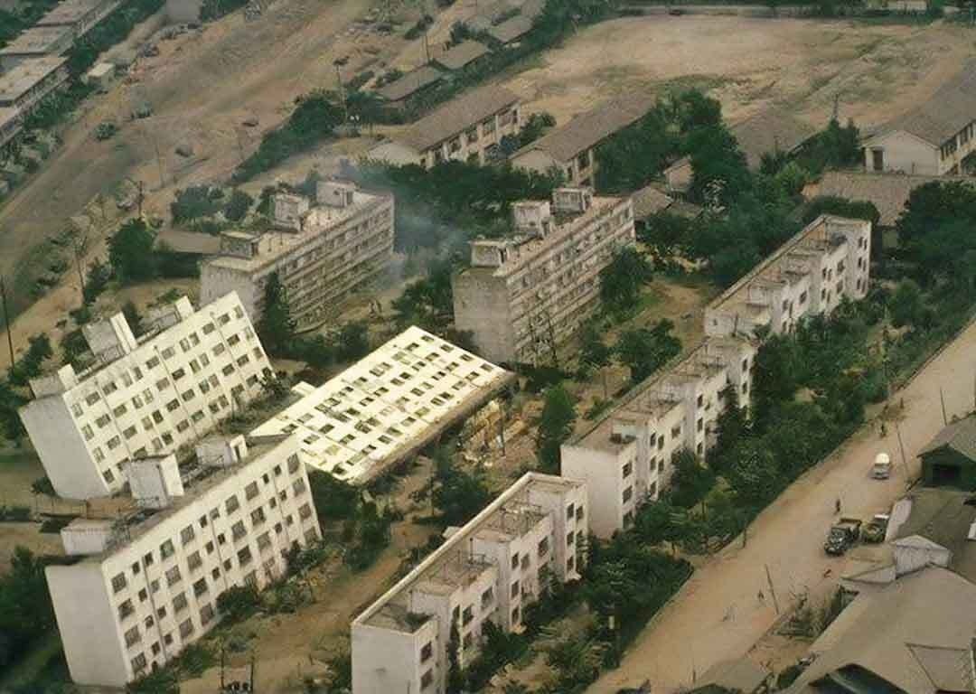 Illustration of the the 1964 earthquake in Niigata showing damaged buildings.