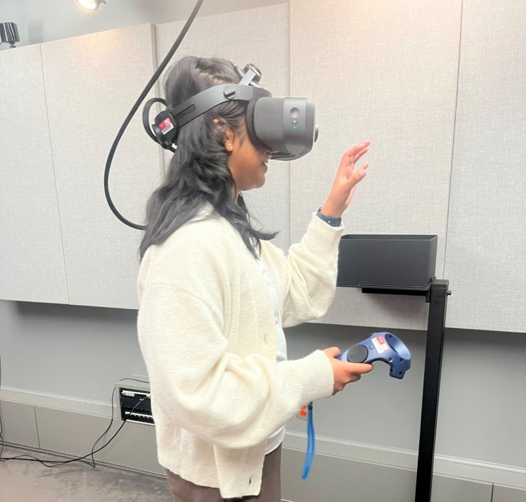 Movinya Gunatilaka wearing a VR headset.