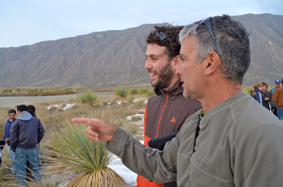 Graduate student Jorge Ramos (L) and Regents' Professor James Elser (R) meet near Poza Churince to discuss plans to film the Cuatro Ciénegas basin.