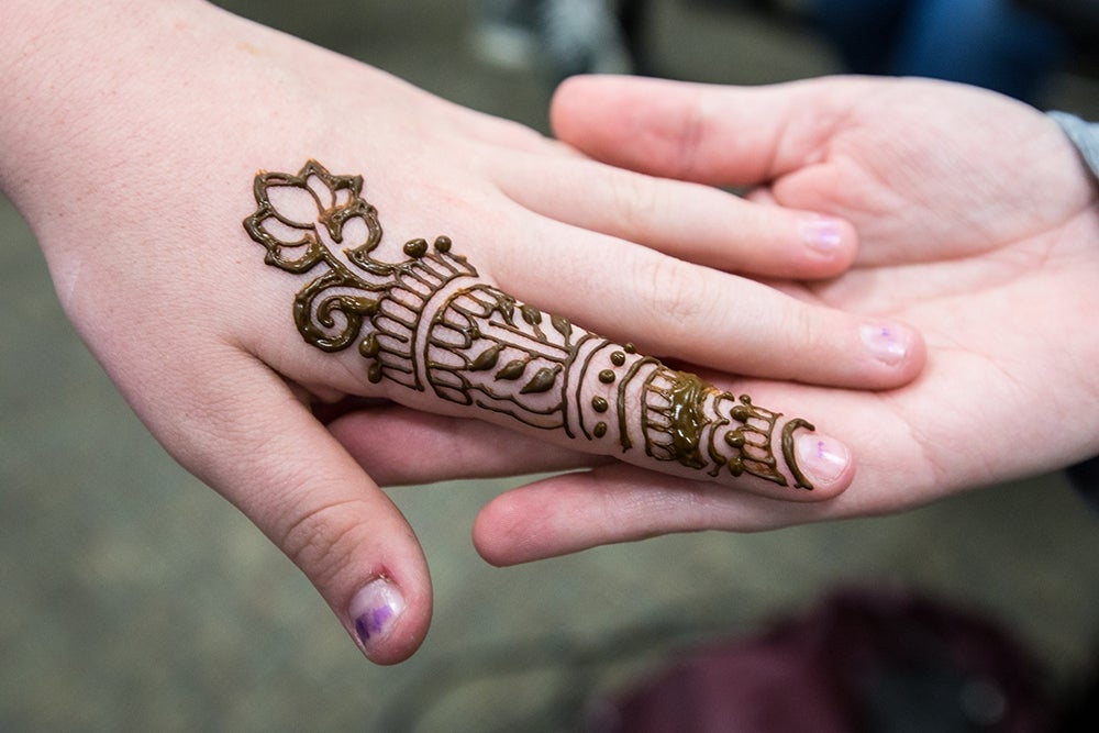 Henna finger