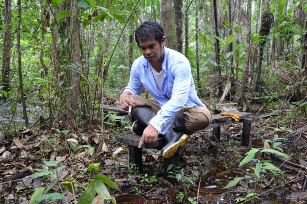 Hinsby Cadillo-Quiroz takes water and soil samples