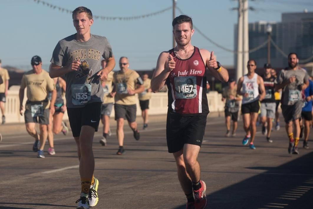 Racers cross Mill Avenue Bridge in the 2017 Pats Run