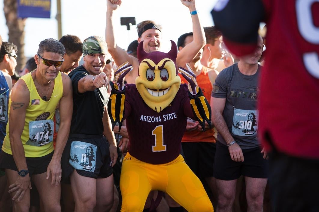 Sparky greets the first wave of runners at Pats Run