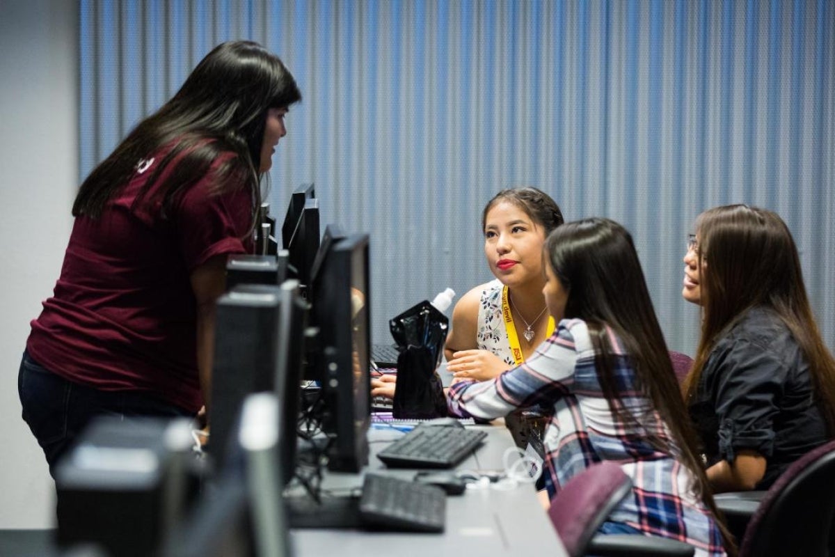 ASU graduate student mentor and Inspire education intern Samantha Toledo works with student team