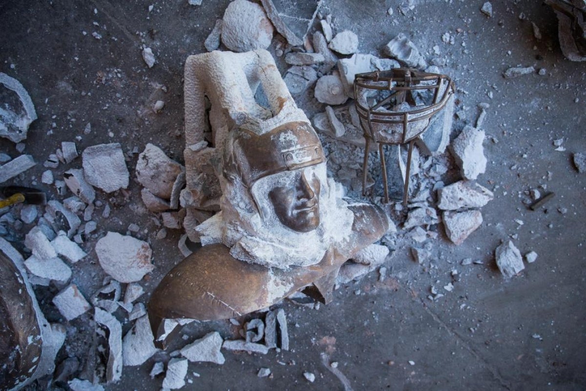 Bronze face of Pat Tillman statue starts to emerge out of the casting mold