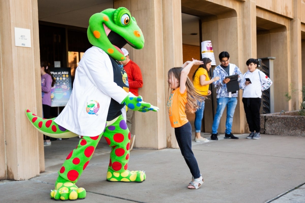 girl high-fiving gecko mascot