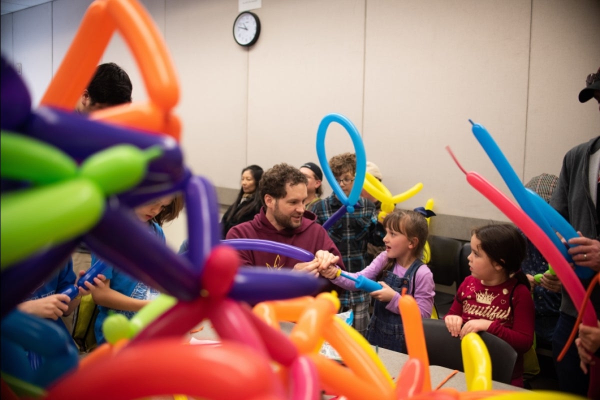 kids making balloon shapes