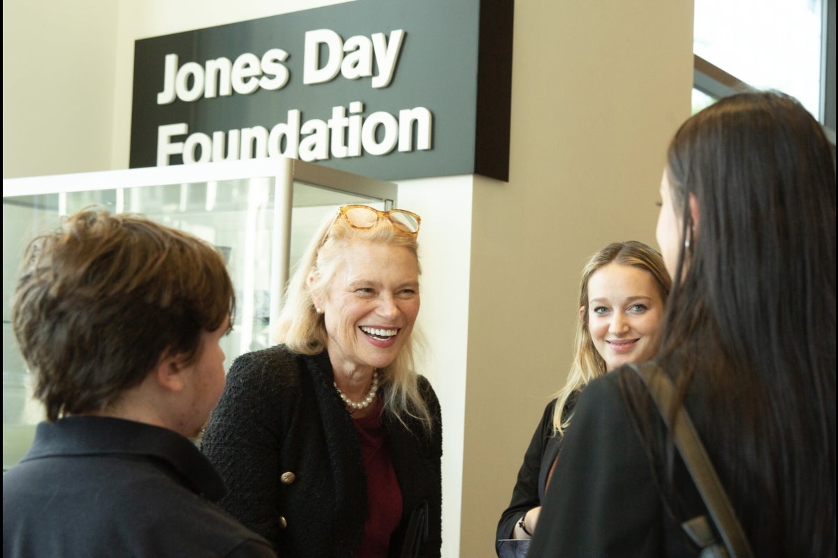 Photo of Andrea Cayley speaking with students.