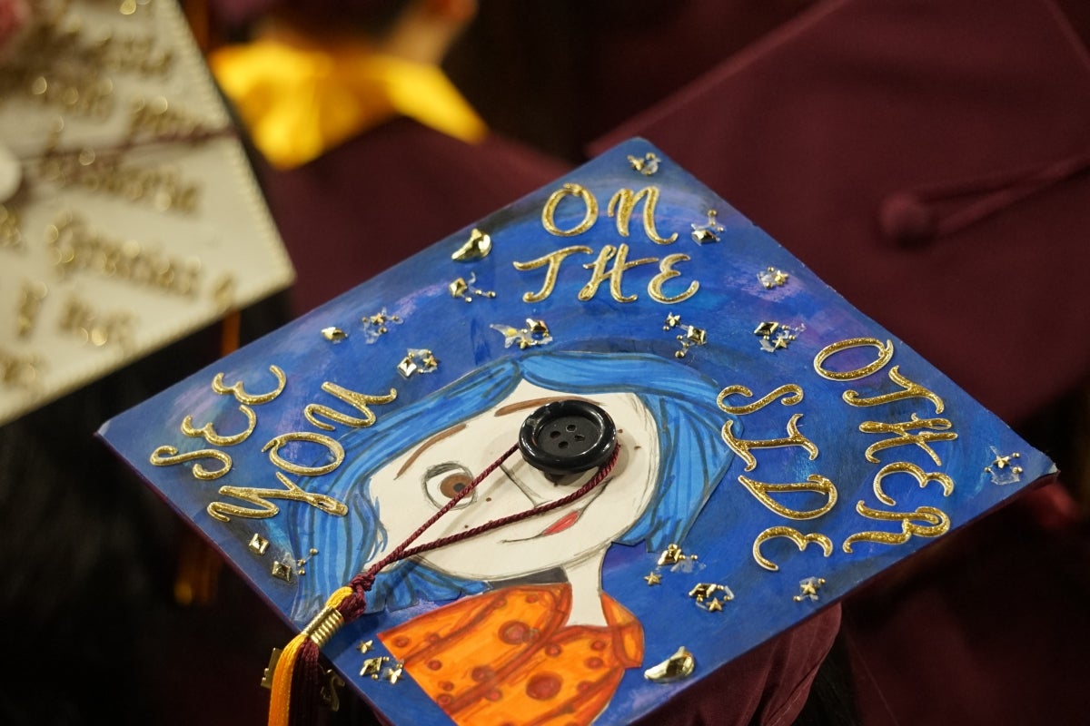 Graduation cap decorated with an illustration of a cartoon.