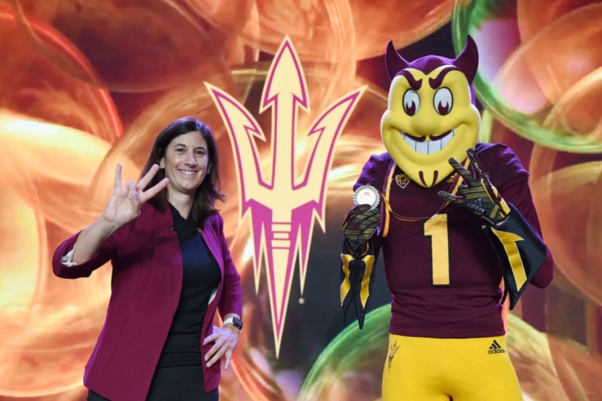 Alissa Serignese, Vice President of the Alumni Association, and Sparky congratulate incoming freshmen scholars.