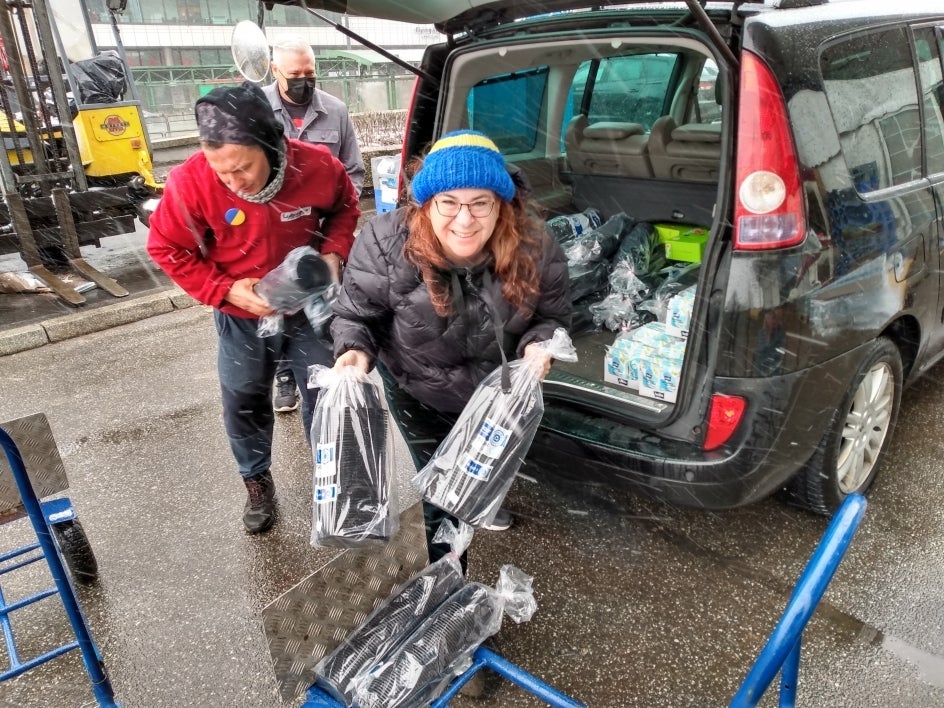 Jessica Hirshorn and volunteers load plates that they bought.