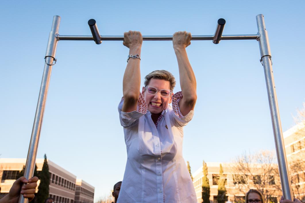 woman doing pullups