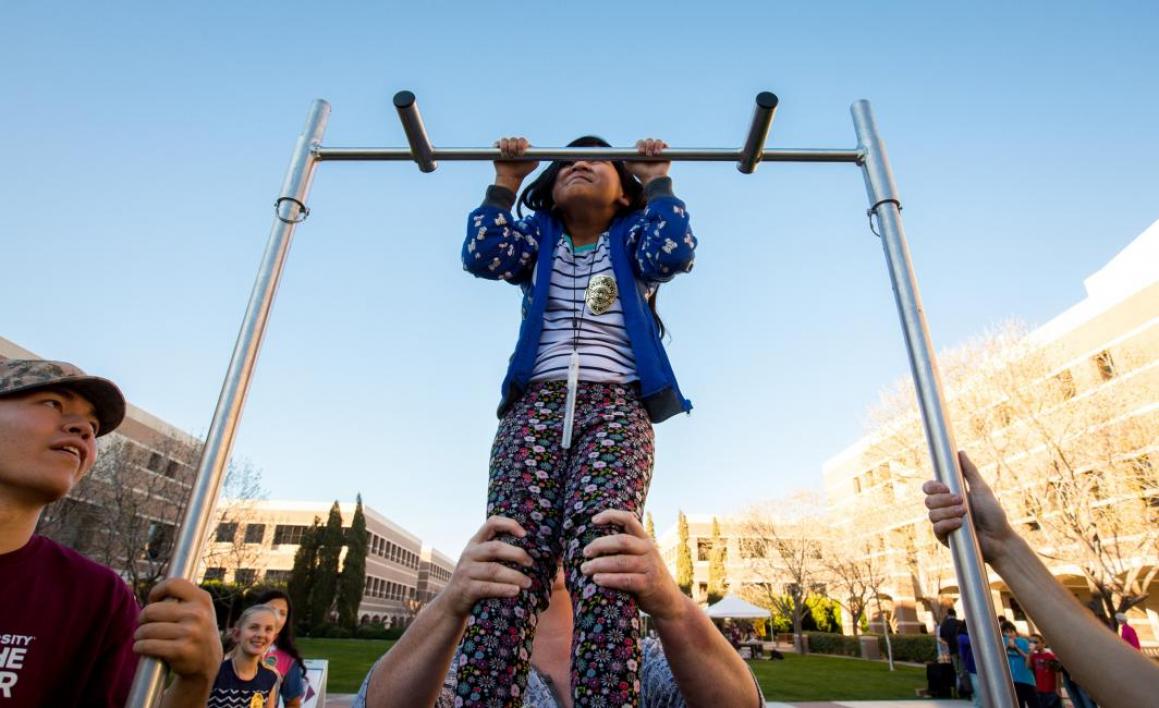 girl doing pullups