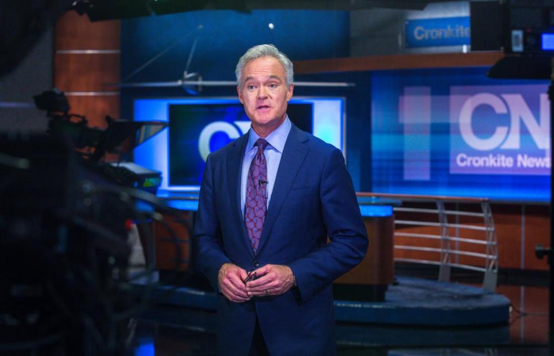 Scott Pelley in the Cronkite News Bureau newsroom