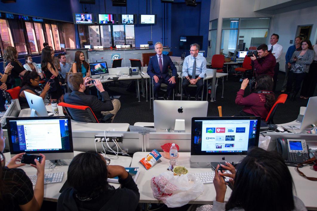 Scott Pelley speaks to ASU students in the Cronkite News Bureau newsroom