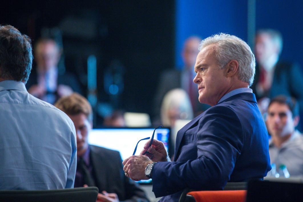 Scott Pelley speaks to ASU students in the Cronkite News Bureau newsroom