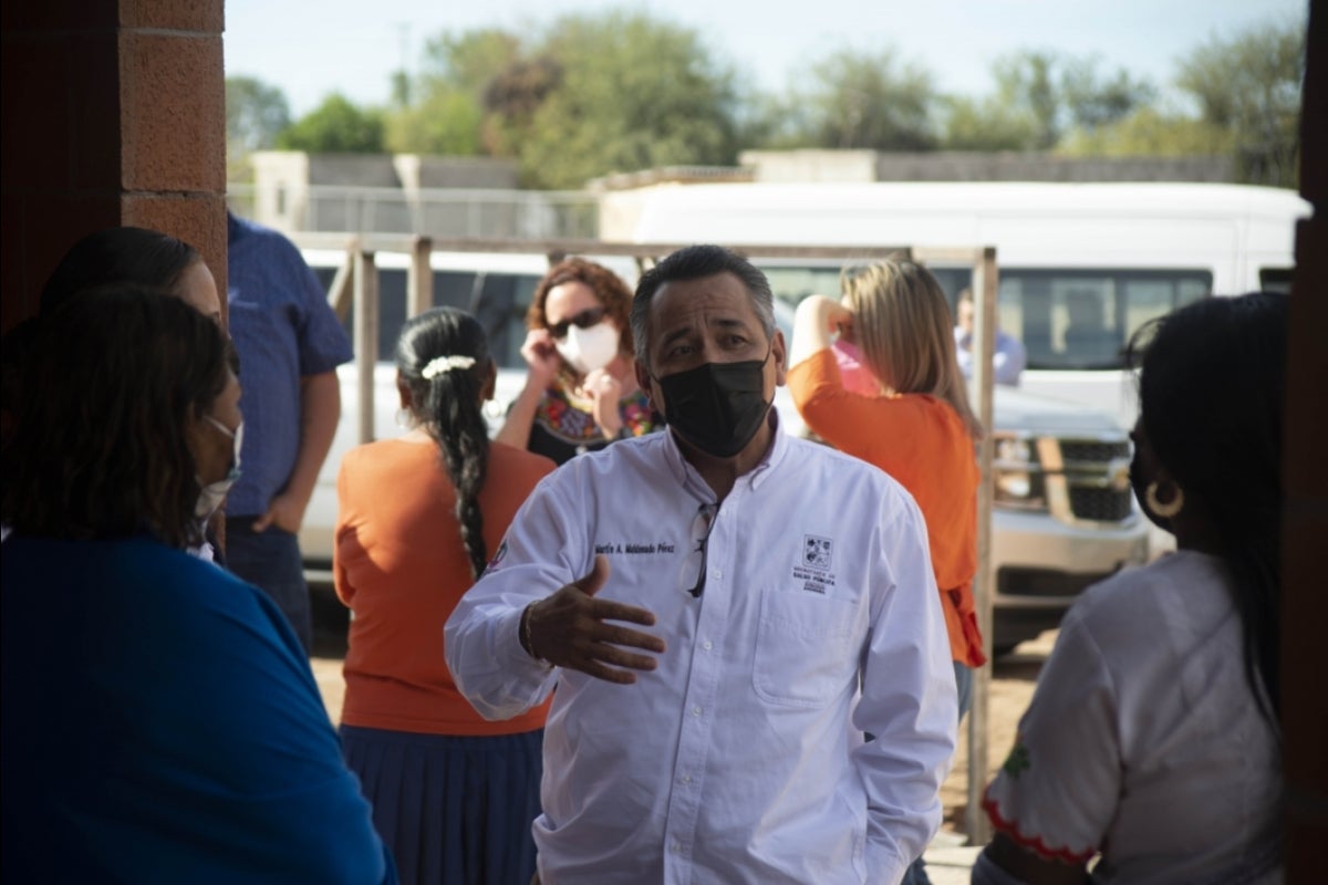 Sonora public health coordinator Dr. Martín Maldonado Pérez speaking to people in a crowd.