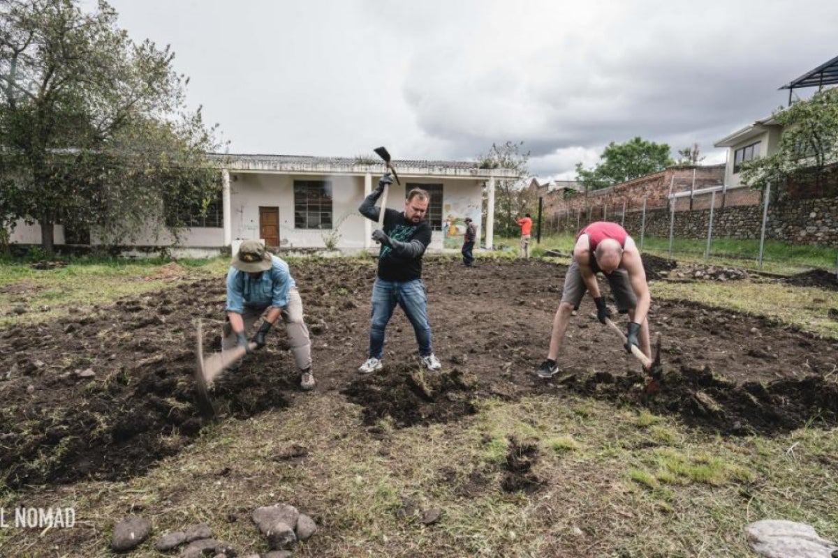 Students building the healing garden in Cuenca.