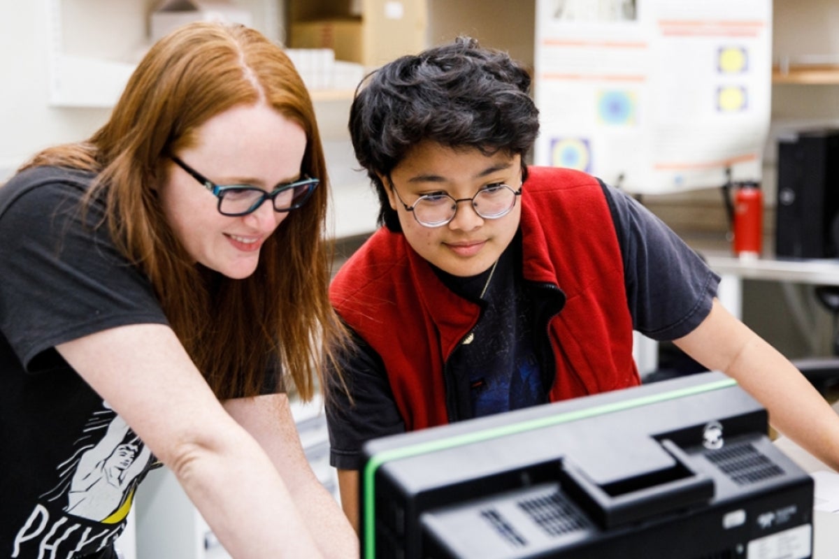 two women working in a lab