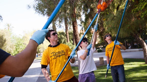 Photo of volunteers at campus orange harvest