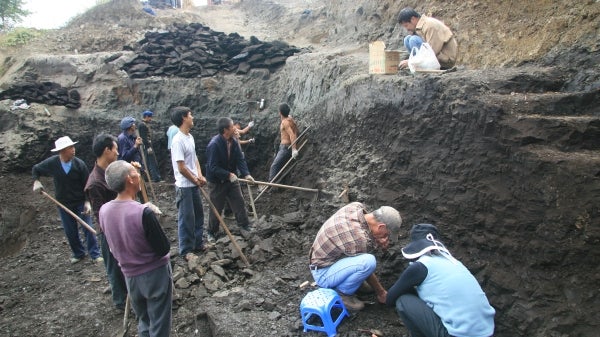 Team excavating at Shuitangba in 2009