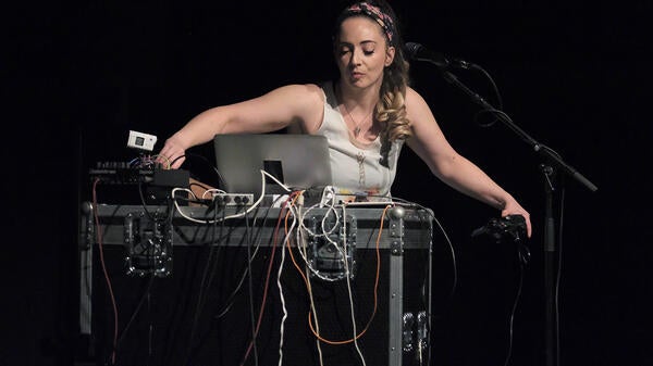 Lauren Sarah Hayes: Bates Mill Blending Shed, Huddersfield, 21 November 2019 (photo: hcmf/Brian Slater)