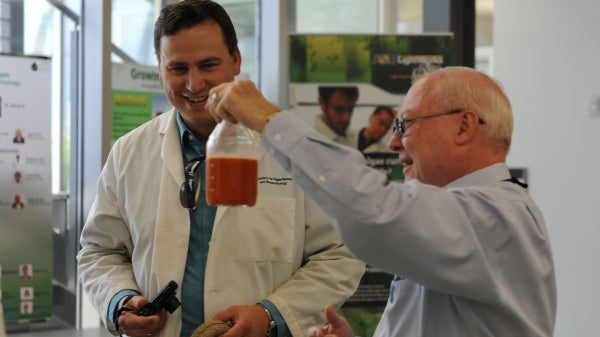 Dr. Sommerfeld inspects red algae with bystander at the Polytechnic campus