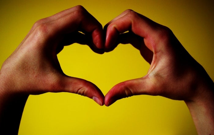 Two human hands make a heart shape. Image credit: le vent le cri on Wikimedia Commons. Used under CC 2.0.